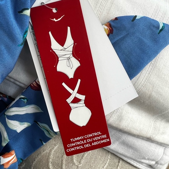 NEW GORGEOUS ONE-PIECE SWIMSUIT - Picture 10 of 11